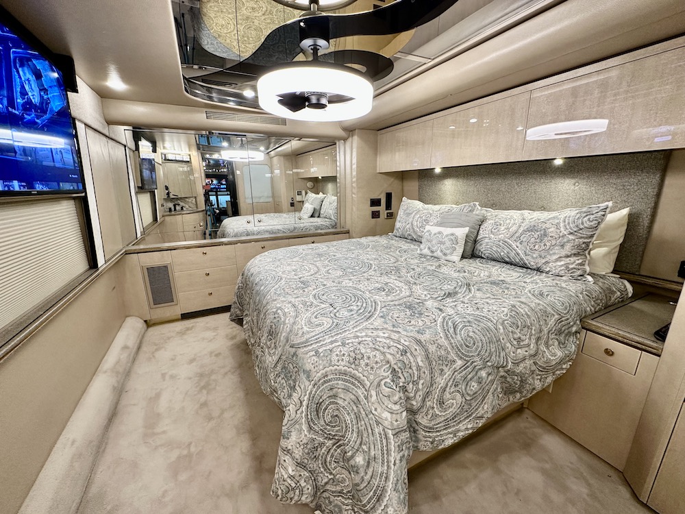 2003 Prevost Featherlite H3-45 For Sale