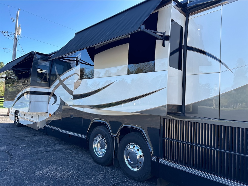 2007 Prevost Featherlite  H3-45 For Sale