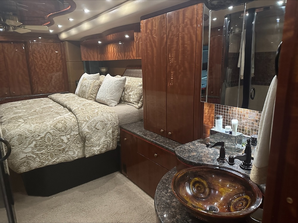 2010 Prevost Millennium  H3-45 For Sale